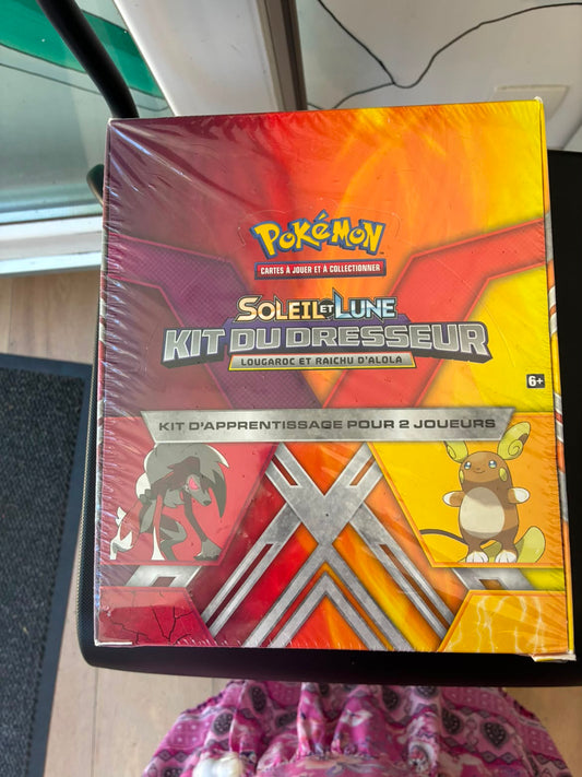 Pokémon – Display 8 Kits du Dresseur Soleil &amp; Lune Lougaroc Raichu d’Alola FR